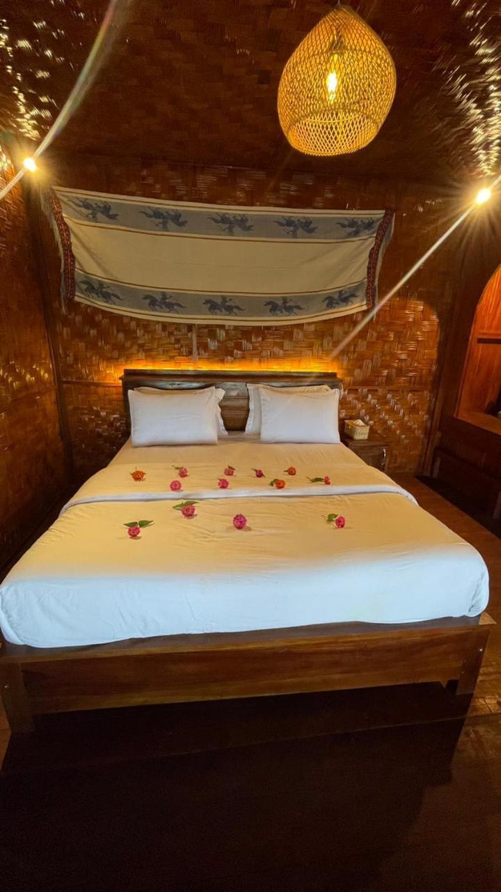 Three Queen Villa And Homestay Waikabubak Eksteriør bilde
