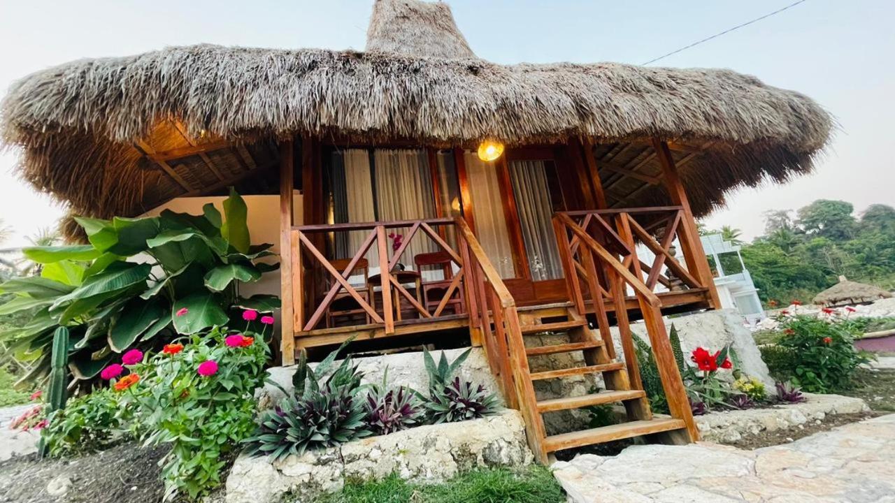 Three Queen Villa And Homestay Waikabubak Eksteriør bilde
