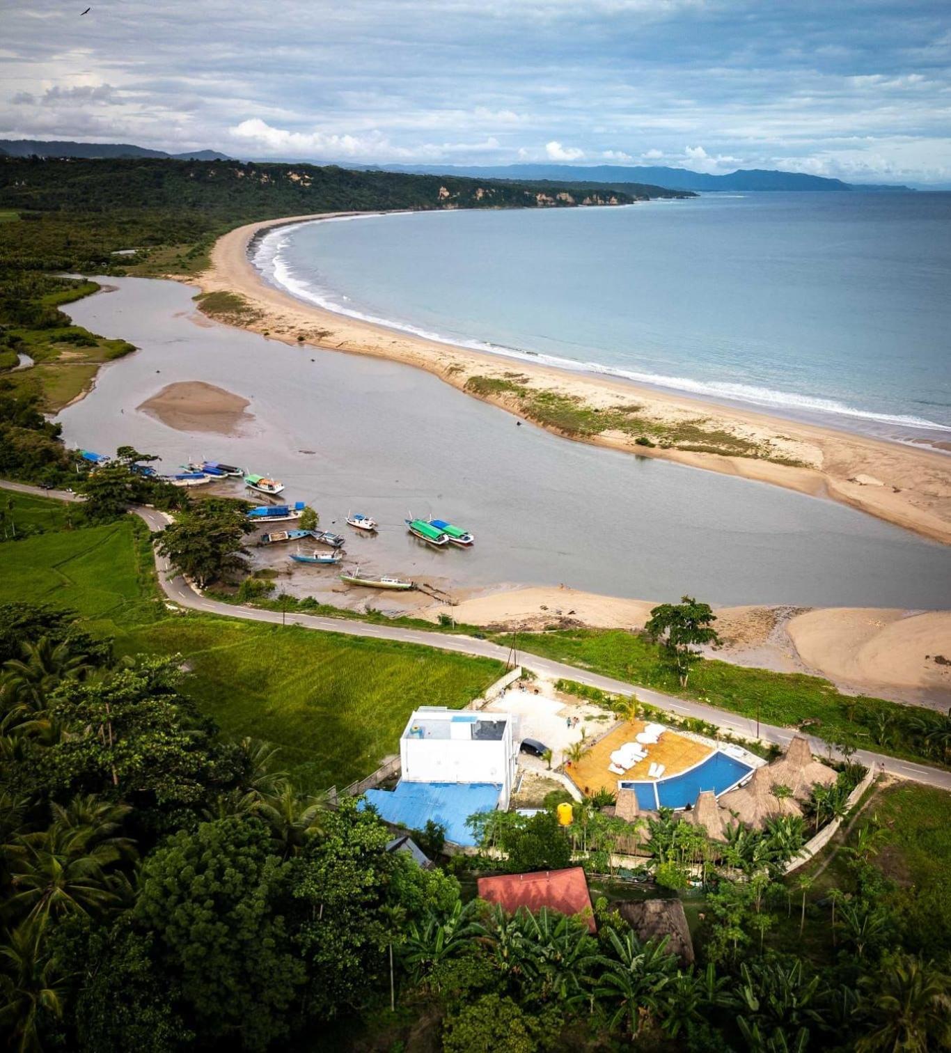 Three Queen Villa And Homestay Waikabubak Eksteriør bilde